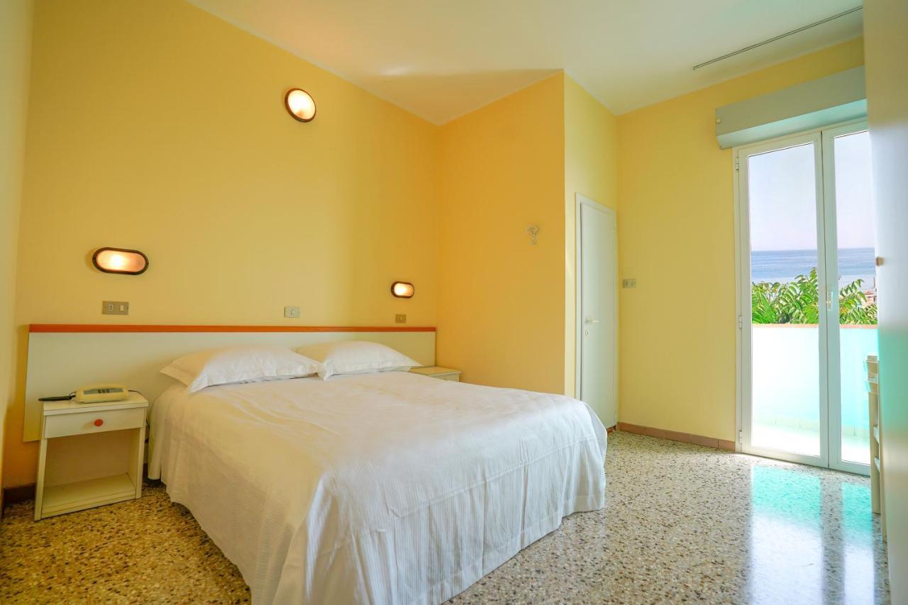 Hotel Mondial Rimini Bagian luar foto