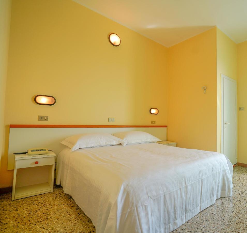 Hotel Mondial Rimini Bagian luar foto