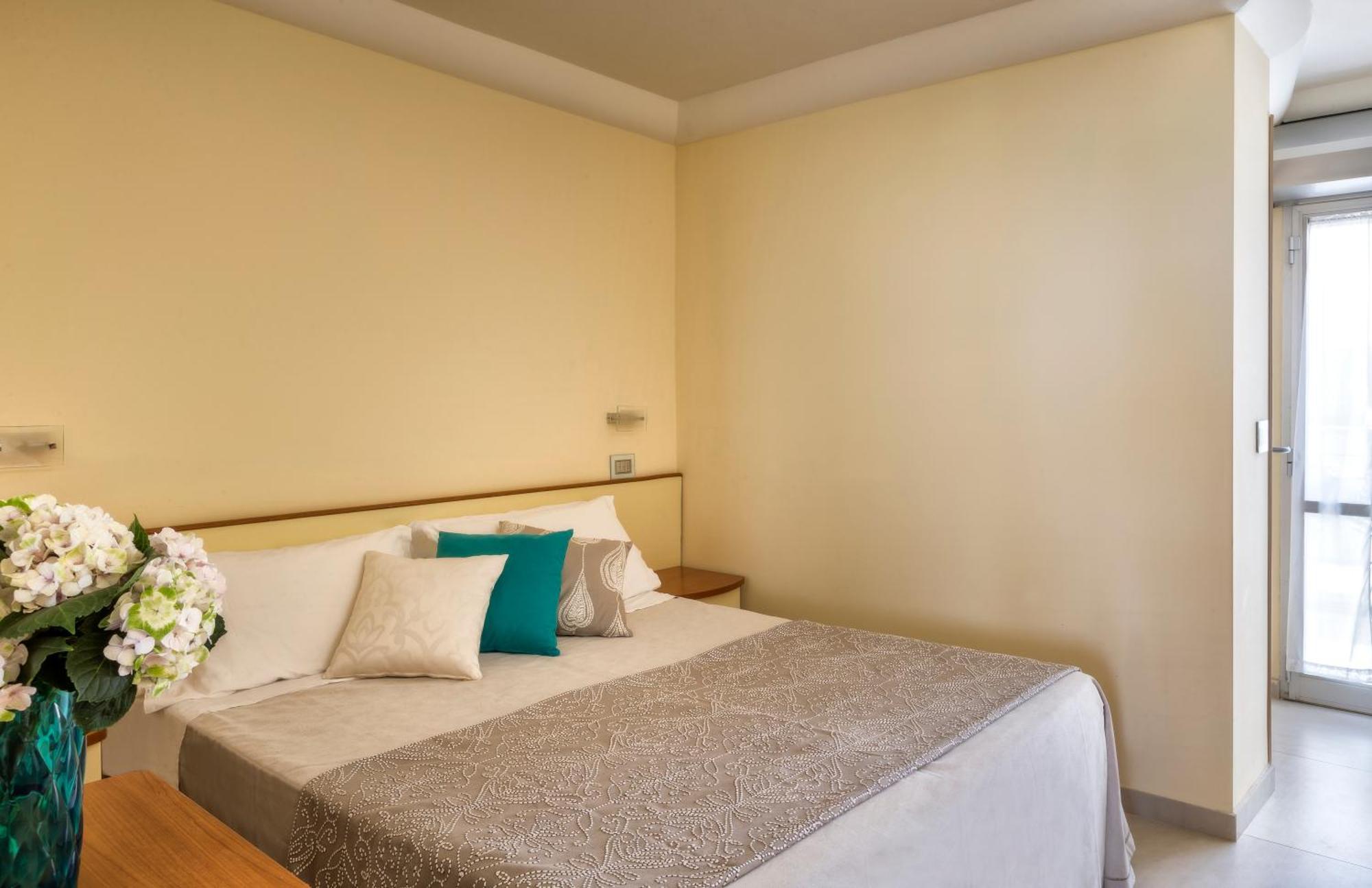 Hotel Mondial Rimini Bagian luar foto