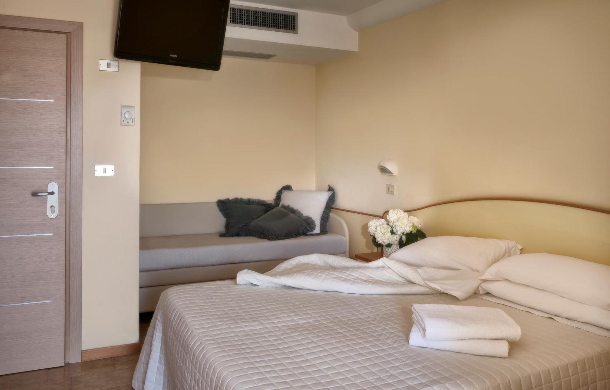 Hotel Mondial Rimini Bagian luar foto