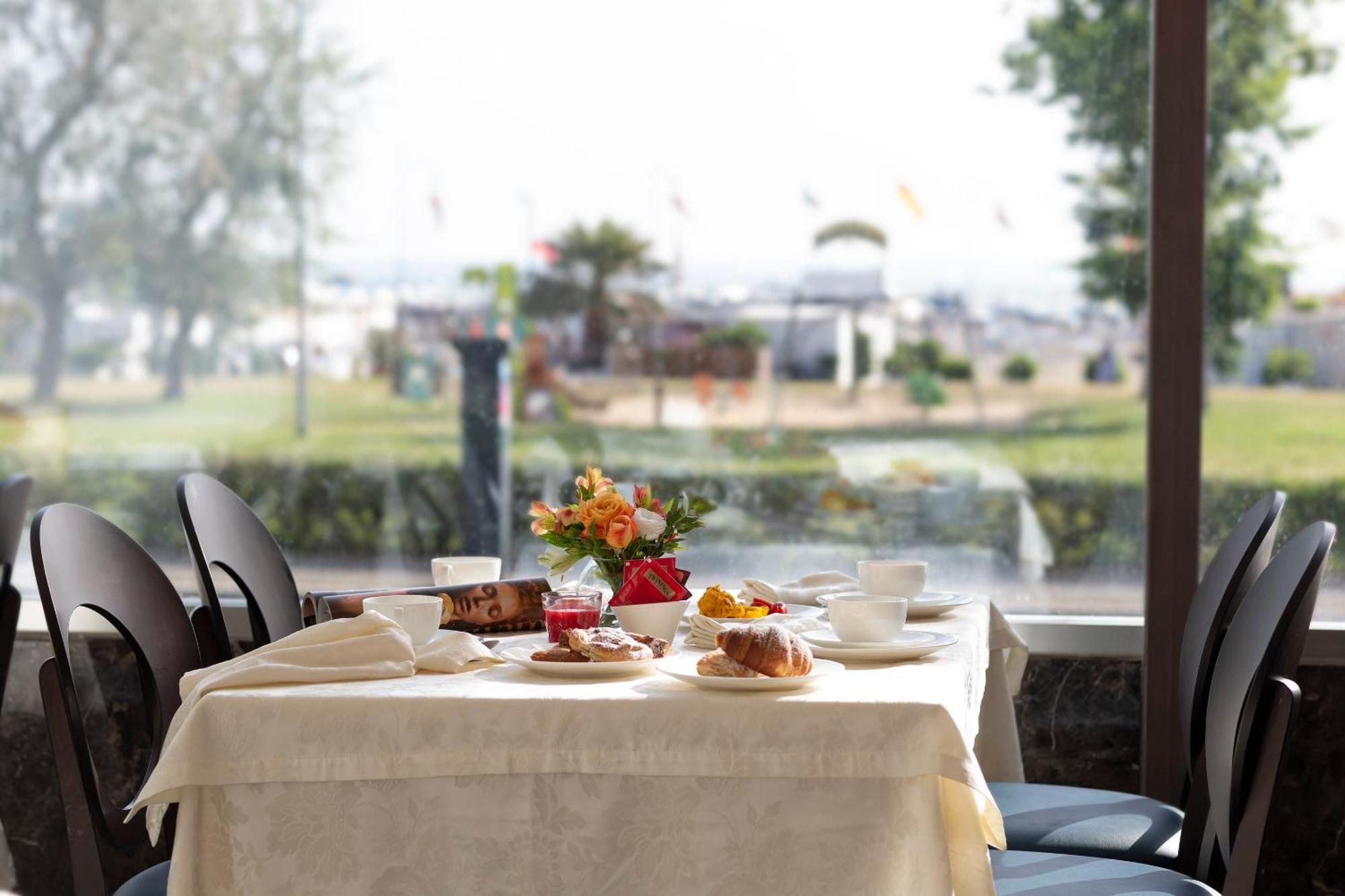Hotel Mondial Rimini Bagian luar foto