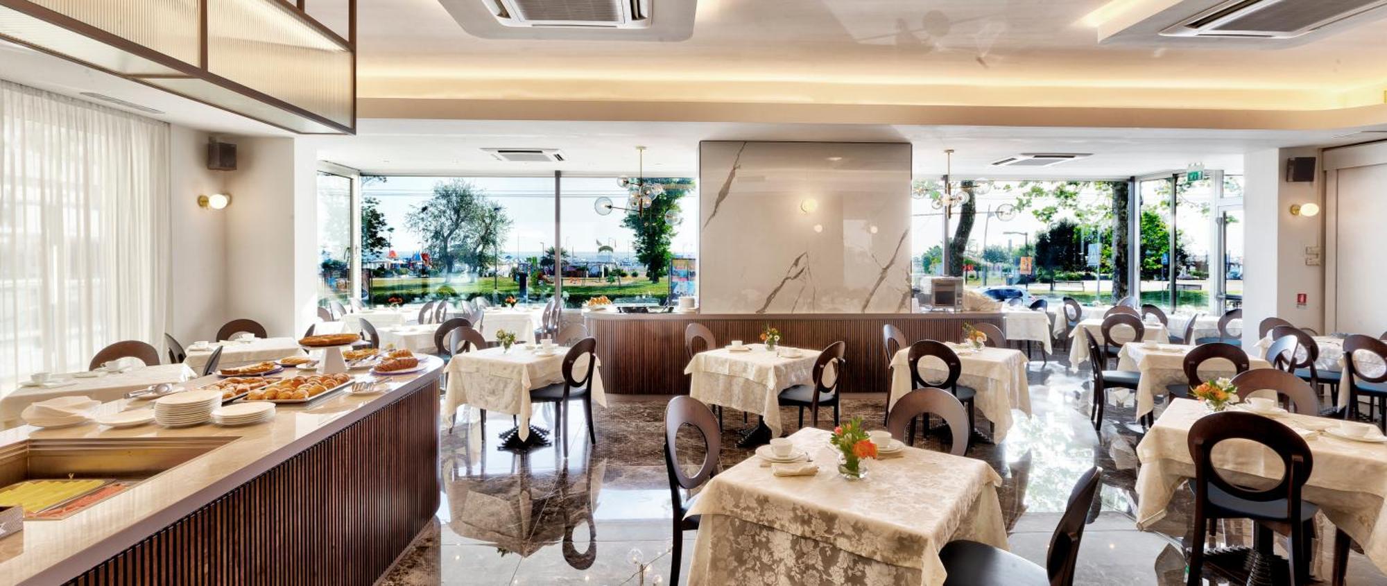 Hotel Mondial Rimini Bagian luar foto