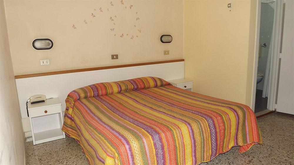Hotel Mondial Rimini Bagian luar foto