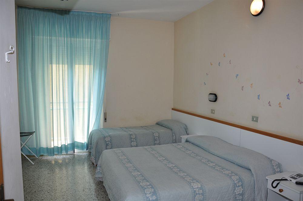 Hotel Mondial Rimini Bagian luar foto