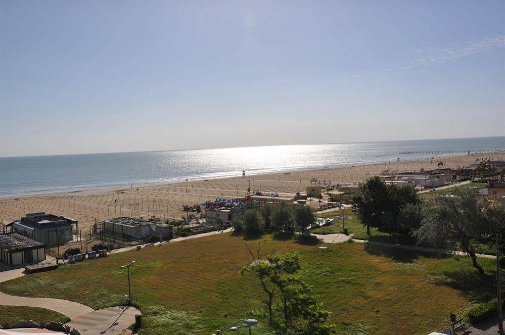 Hotel Mondial Rimini Bagian luar foto